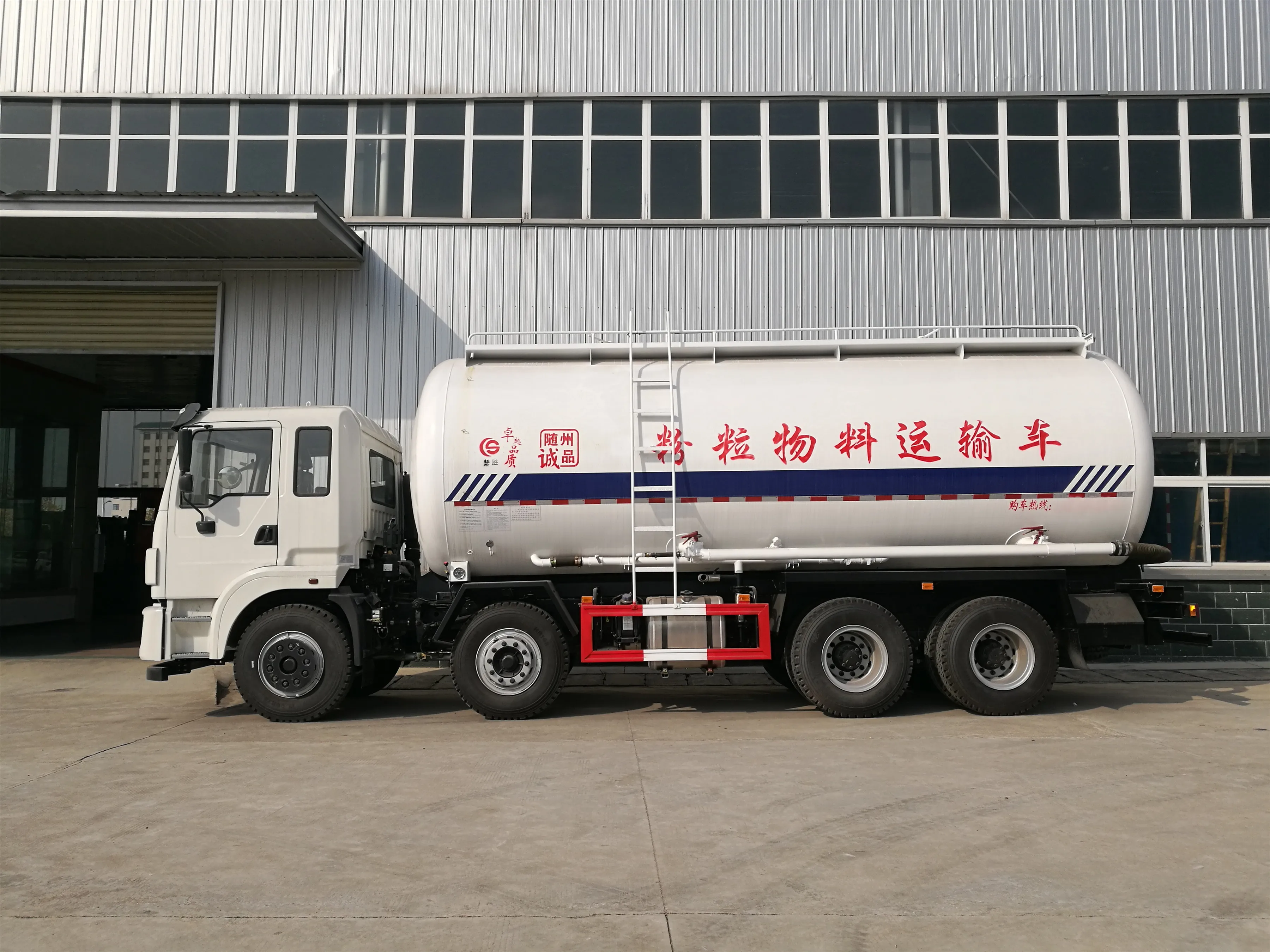 Transporting Dust Materials Cement Bulk truck powder material transport vehicle