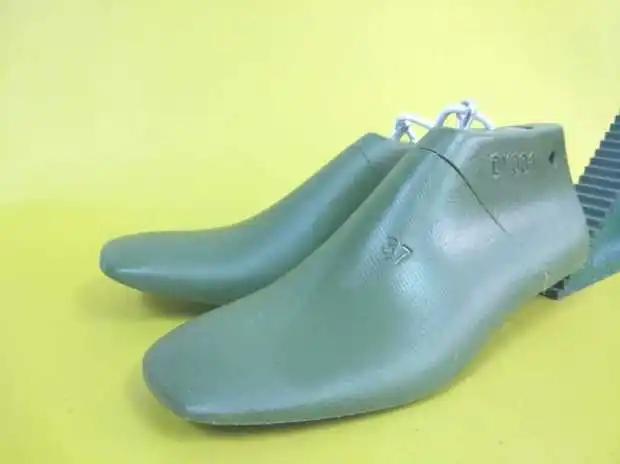 
ultra wide square toe ladies plastic shoes lasts with low heel 3cm 