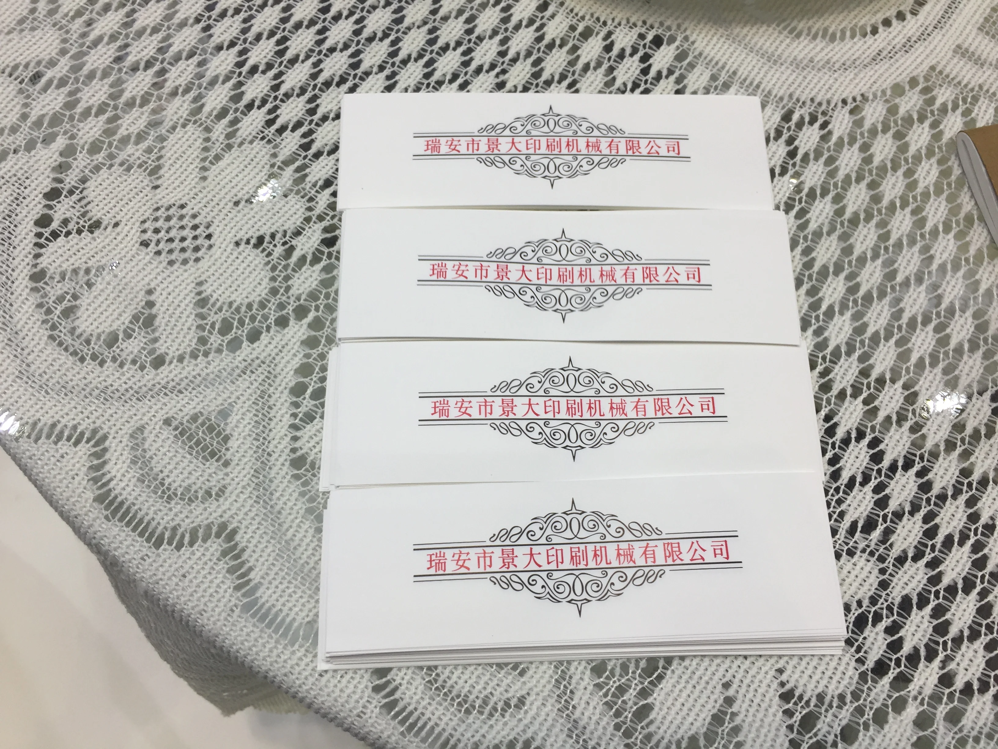 Высокоскоростной горячий и холодный одежда нейлоновой тафтяной машина для резки этикеток с автоматический укладчик для этикетки для одежды JQ-3010B