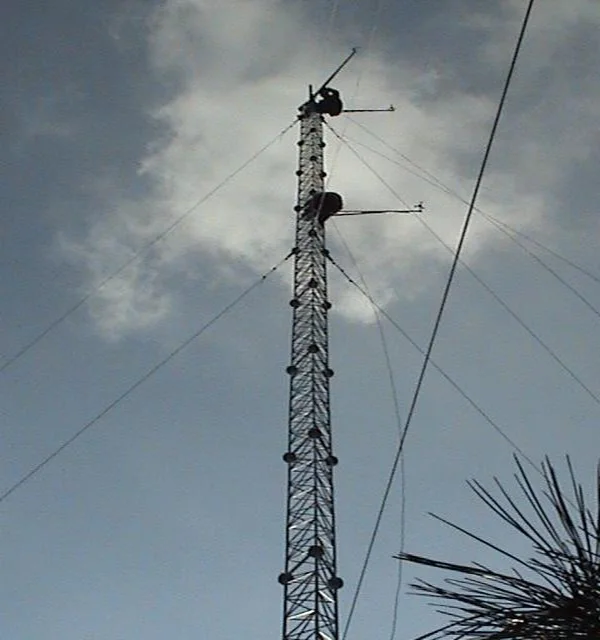 Guyed tower