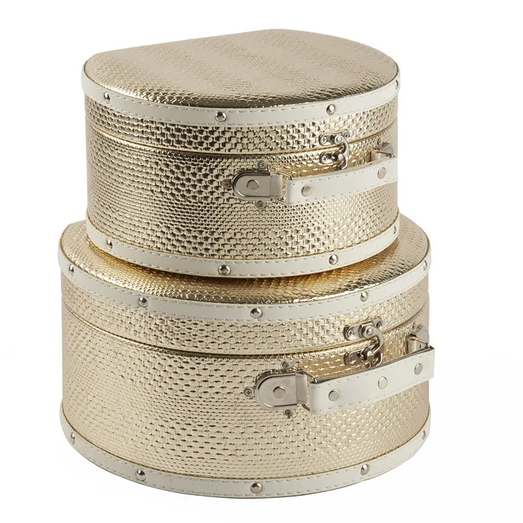 Винтажный золотистый деревянный чемодан разной формы для путешествий