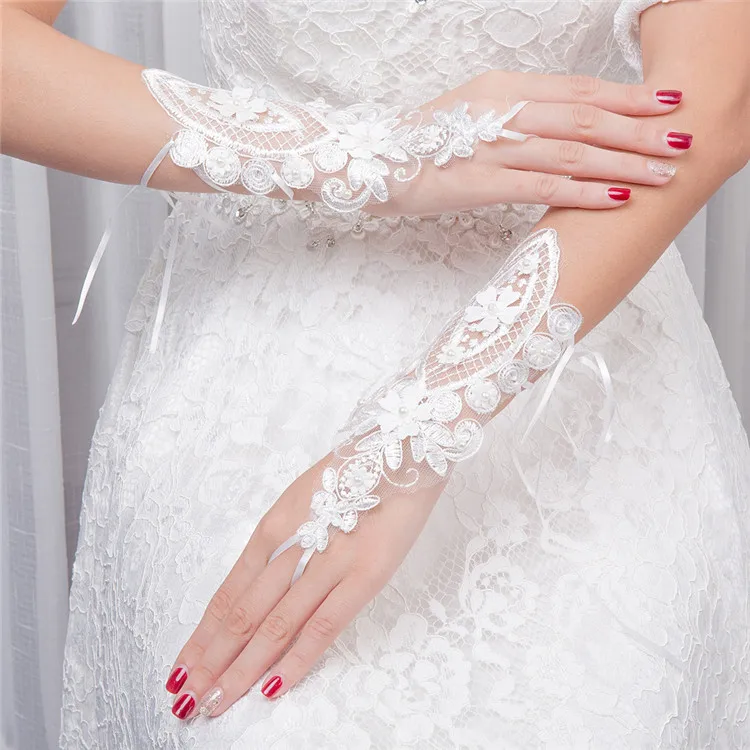 
fashionable fingerless wedding lace bridal mitten 