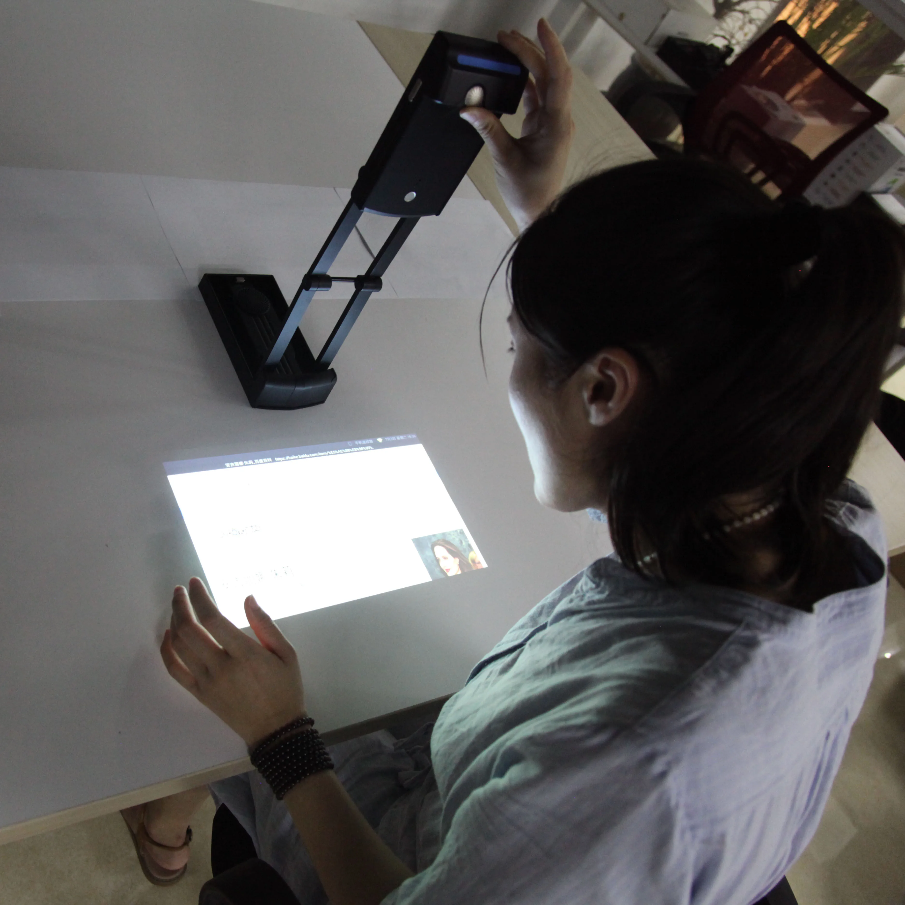 Portable interactive chinese av video projector mini wifi projector,  laser image calibration technology