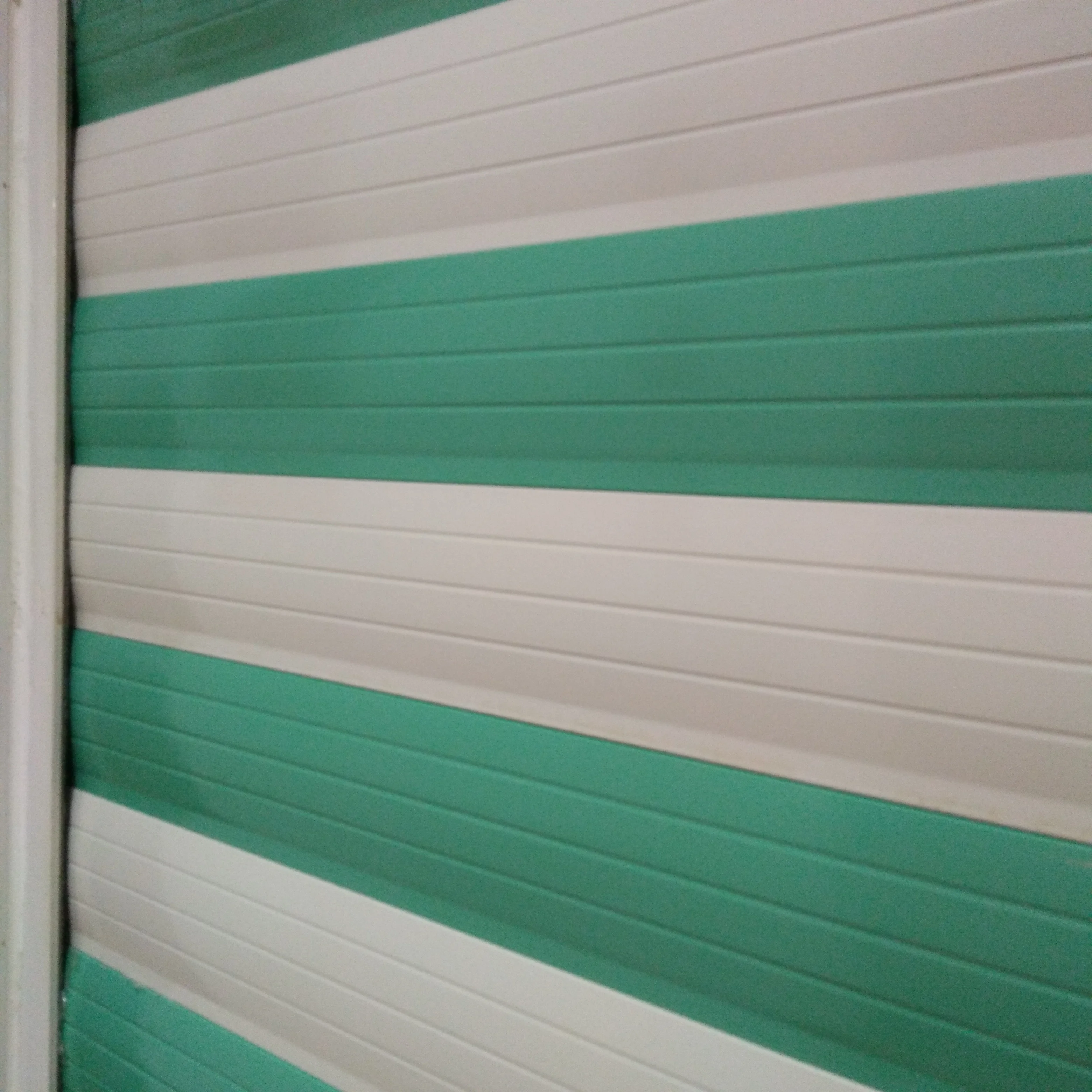 Roller gate for safe and durable aluminum profile