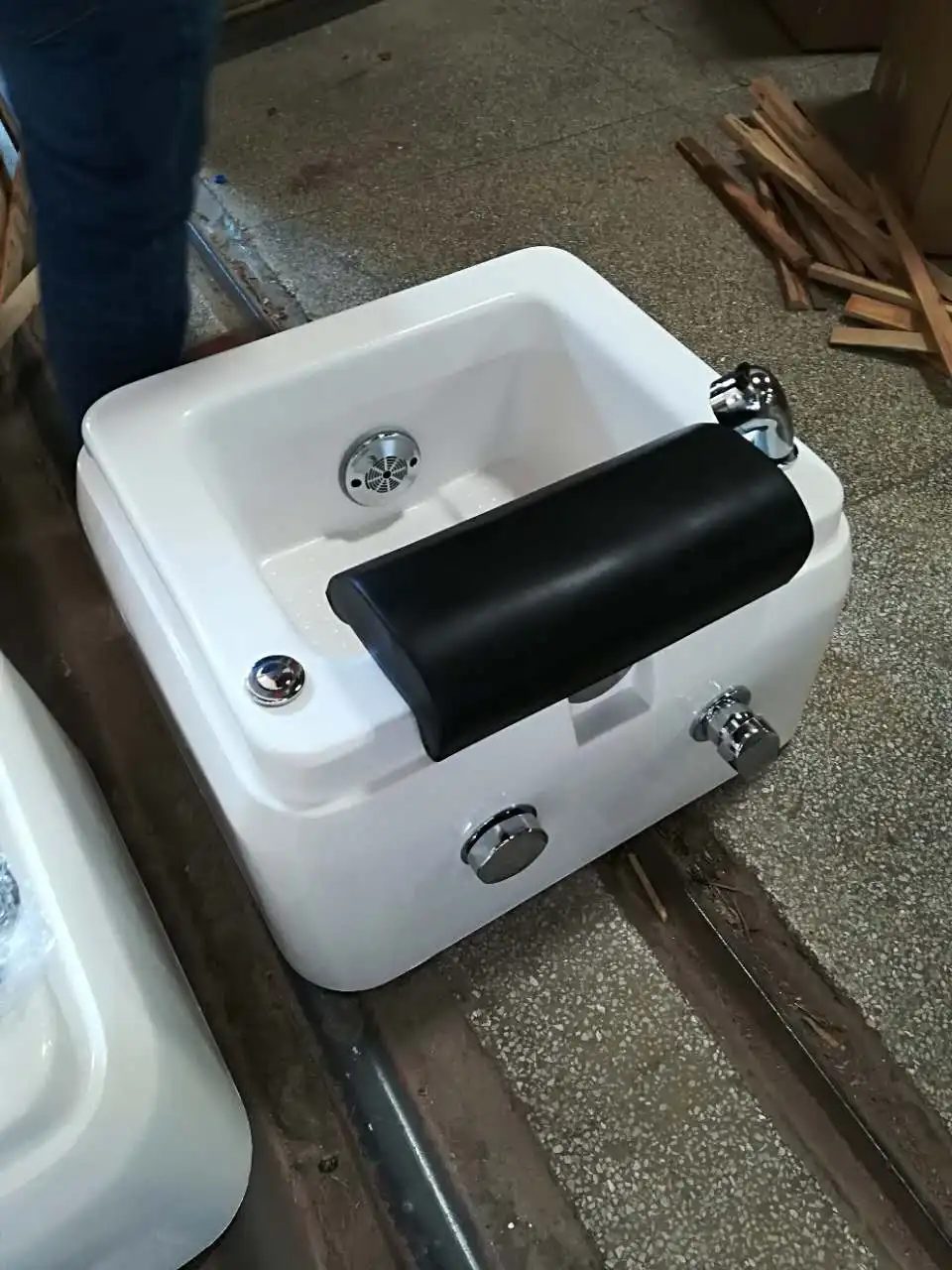 Guangzhou Pedicure Chair Faucet with Ceramic Pedicure Sink with Jets for pedicure chair