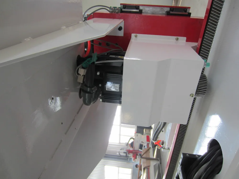 качественный фрезерный станок с чпу с авто-сменой/токарно-гравировалный станок с чпу /простр авто-смены фрезы станок