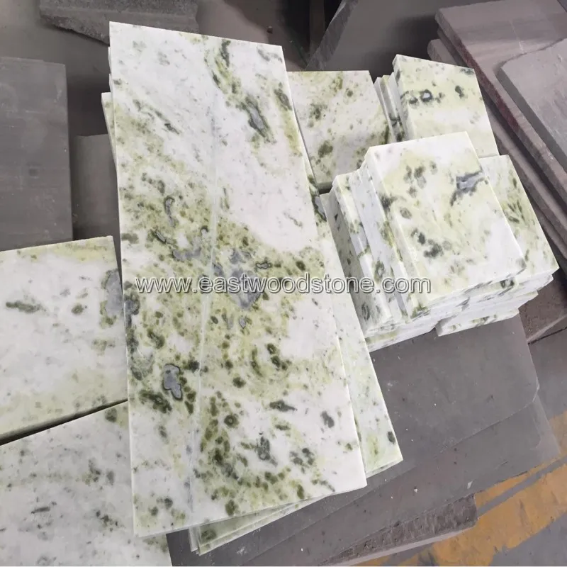 Плитка из белых мраморных плит с зелеными венами