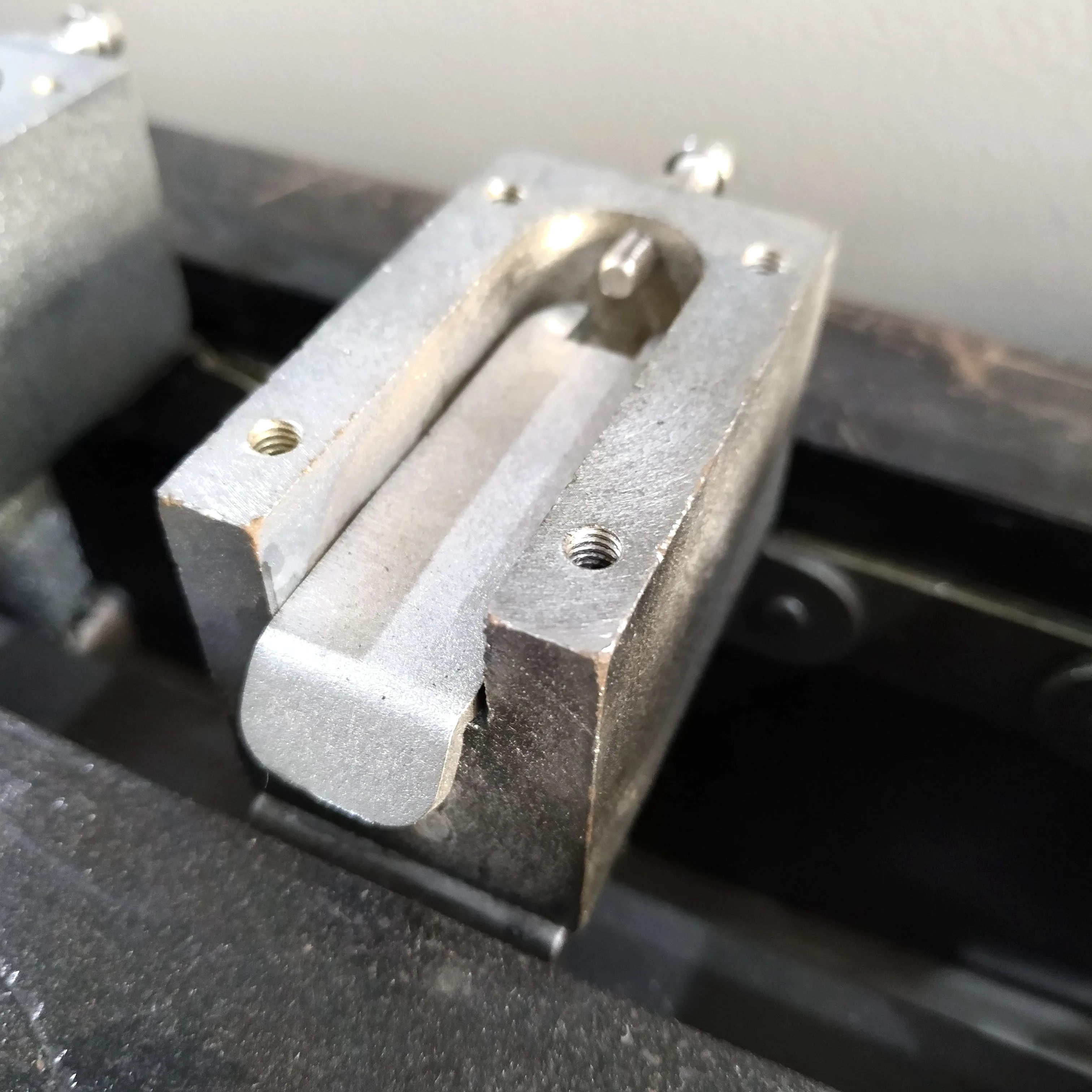 
Toothbrush making automatic surface trimming machine 
