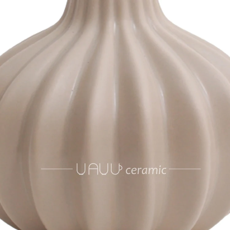 China supplier restaurant decoration garlic shape ceramic flower vase