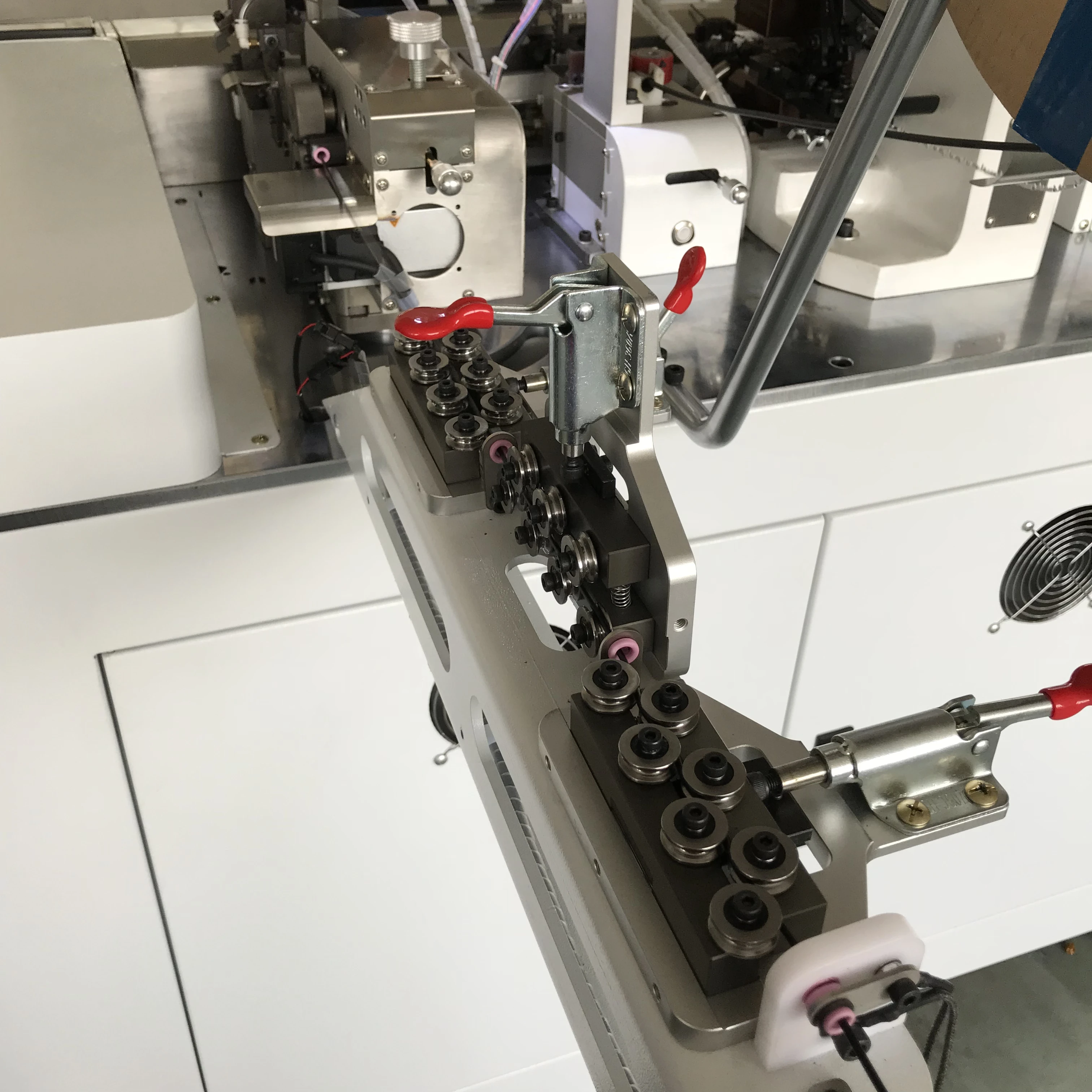 
heat shrink tubing Full automatic single-head heat shrinkable tube inserting and terminal crimping machine 