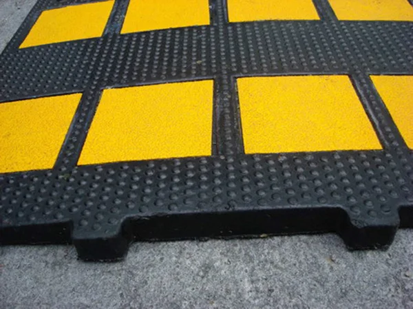 Cheap price driveway speed bumps 500 MM x 400 MM x 50 MM plastic speed breaker