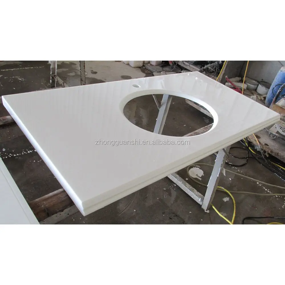 Чистый белый обеденный стол из наностекла