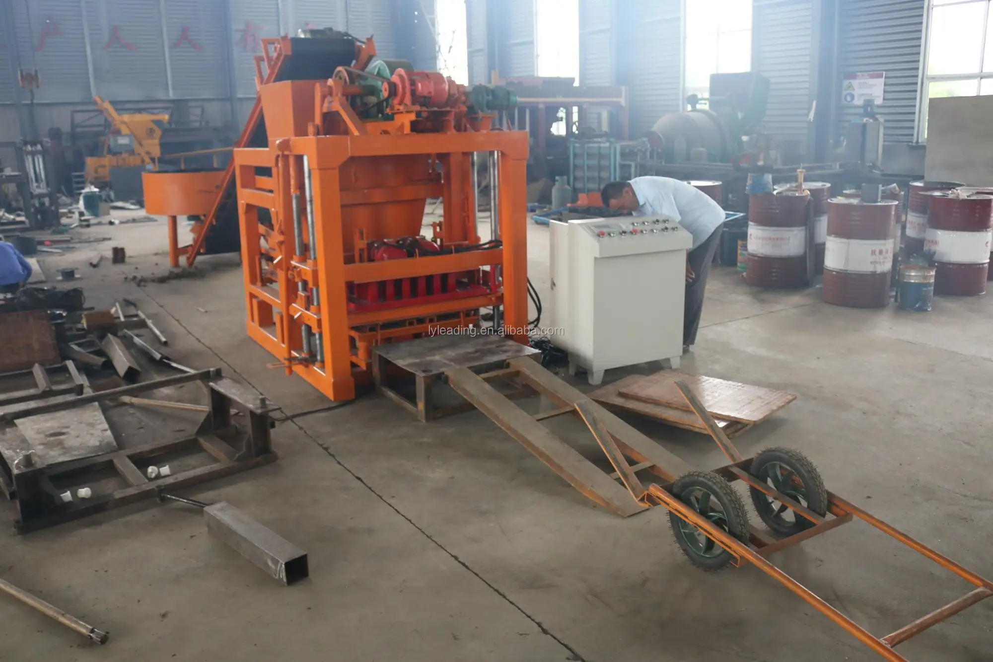 QTJ4-28 широко используется автоматическая машина для полых бетонных блоков производства твердого кирпича продажи