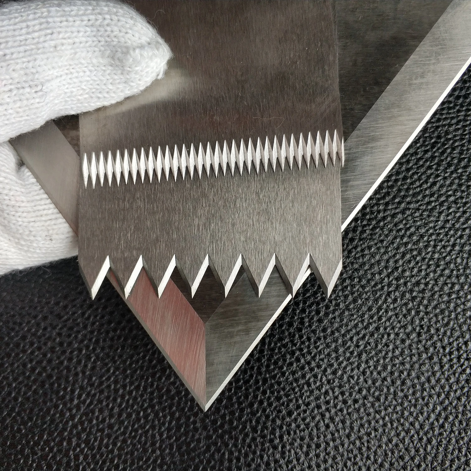 Упаковочная машина с зубчатыми лезвиями