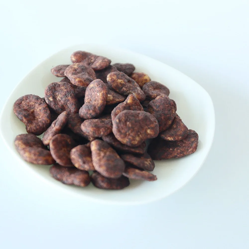 Roasted coated cocoa broad bean chips