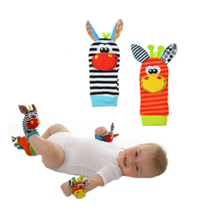 Комплект из 4 предметов для малышей, с рисунками из мультфильмов милые мягкие ремешок хлопковые носки игрушки Погремушки подарочный набор