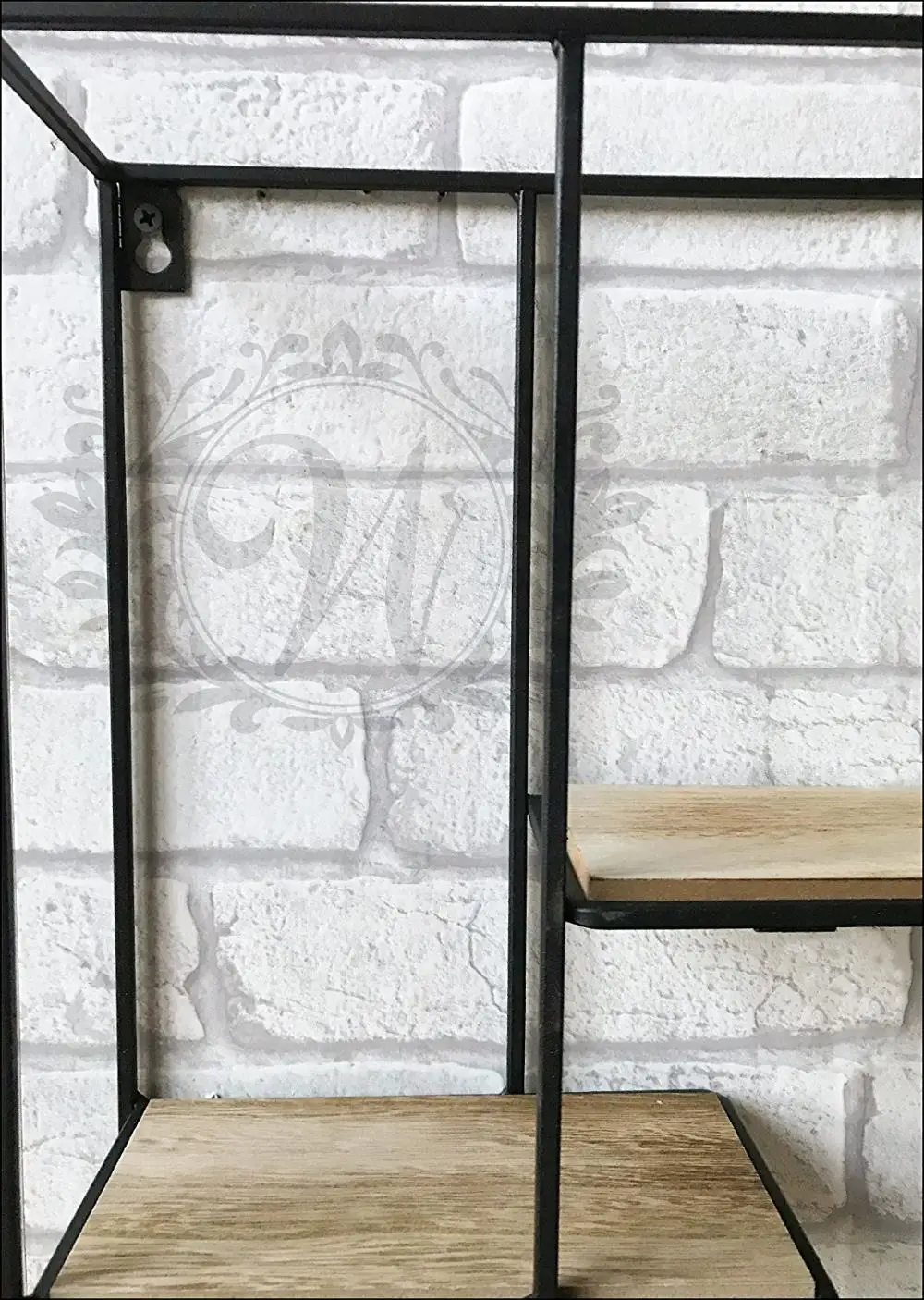 Простой металлический и деревянный прямоугольный настенный блок с полками