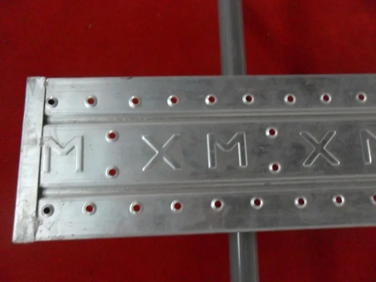 Лестницы и доски для строительных лесов