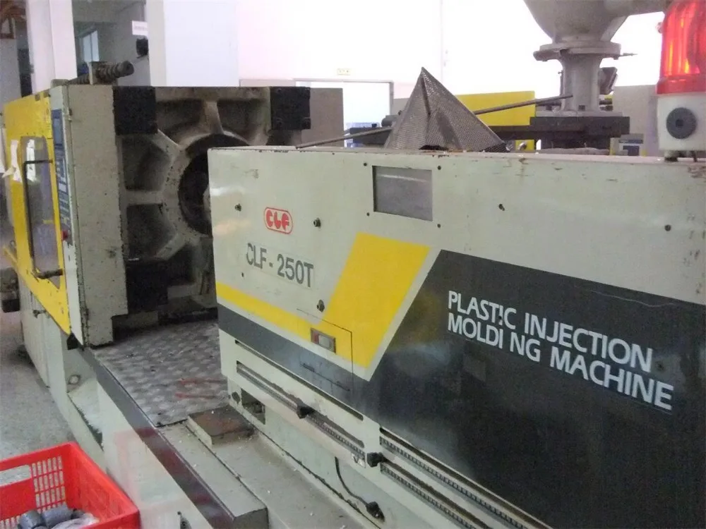 Taiwan Chuan Lih Fa CLF 250 Ton used injection molding machine