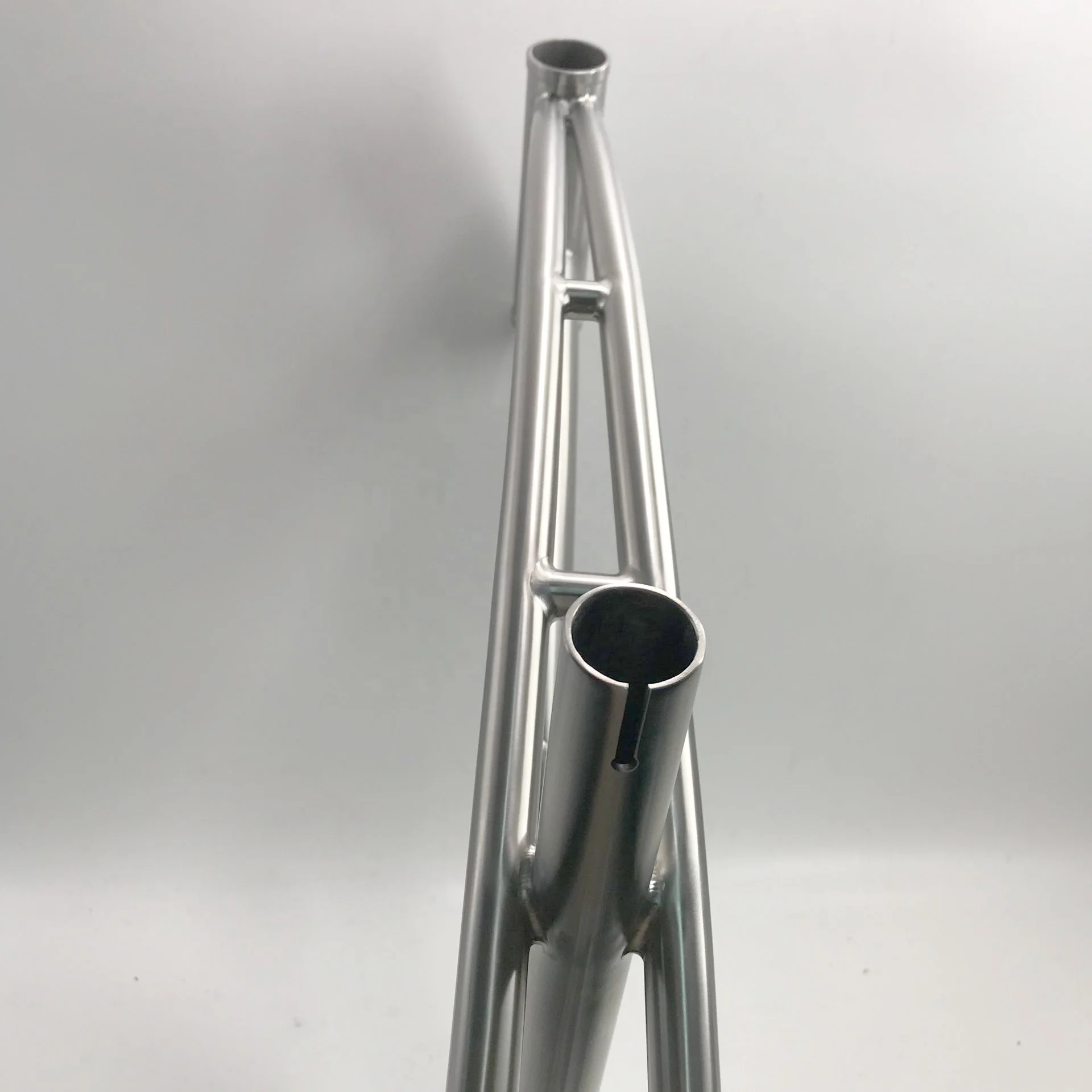 aero road bike frame with  curved tube design for qr 135mm rear hub