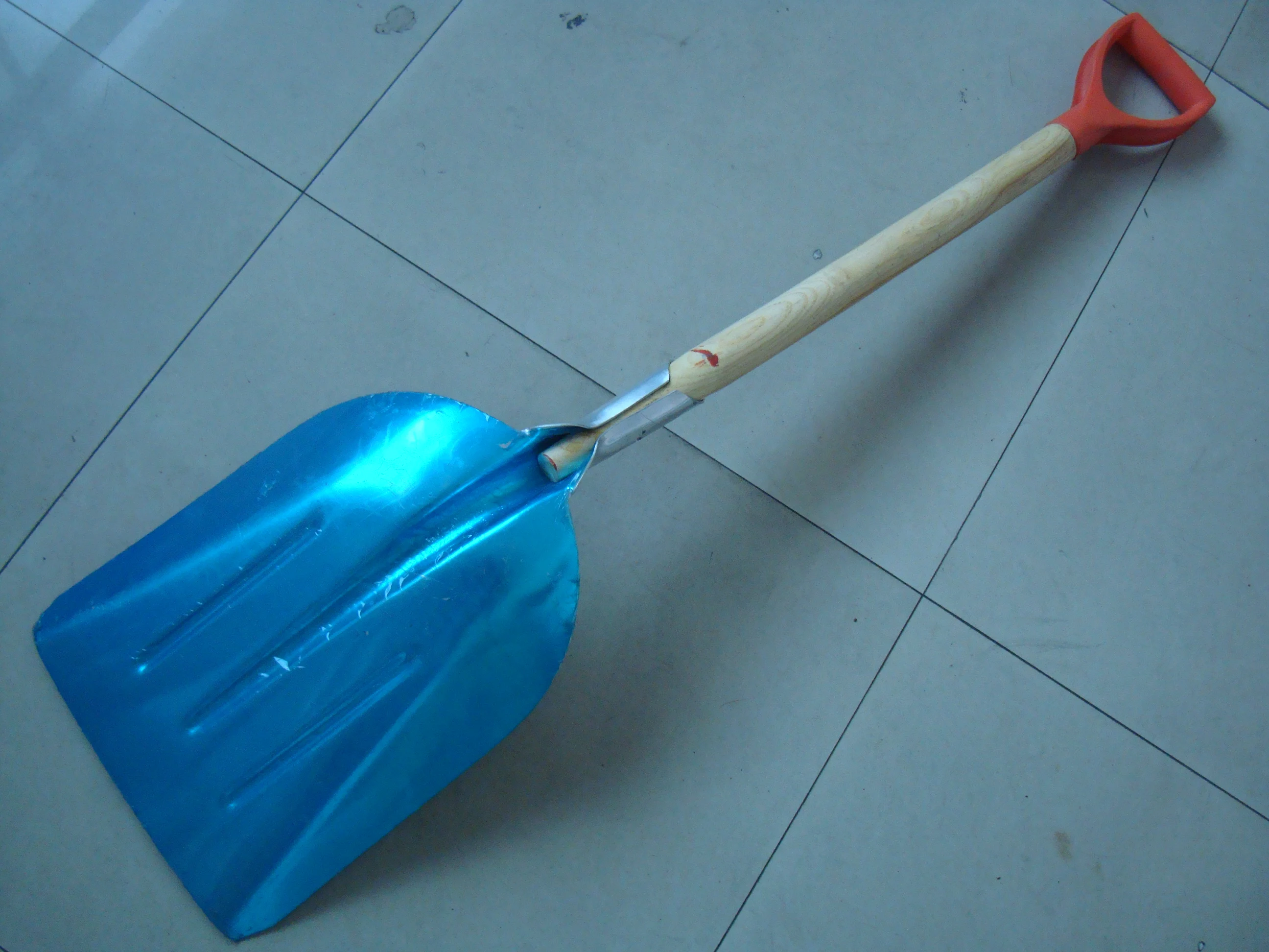 2022 Japan market tangshan produce snow shovel with wooden handle