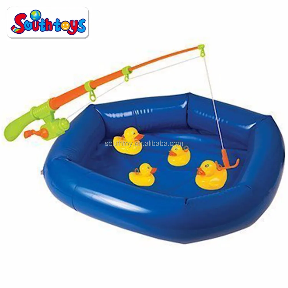 Надувной бассейн включает крючок для рыбалки утки