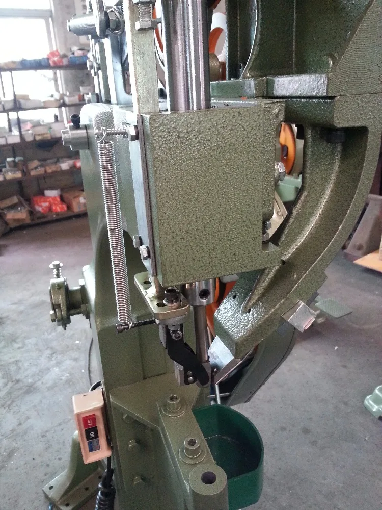 CD automatic feed rivet machine for baby carrage