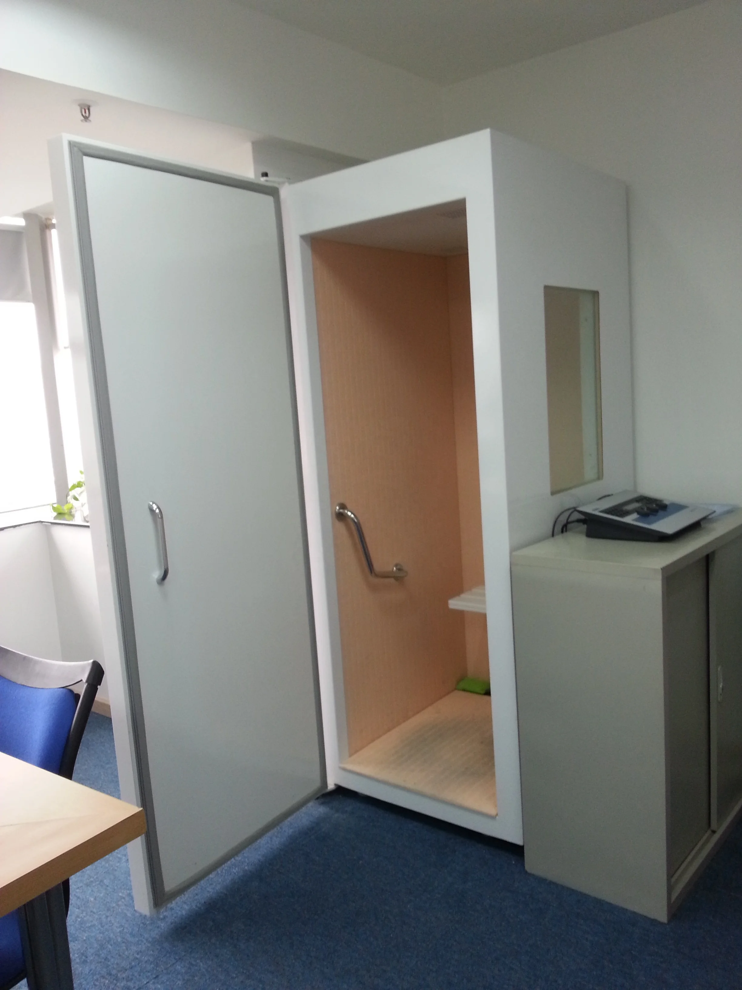 
Mobile mini audiometric booth for hearing lost test with audiometer 