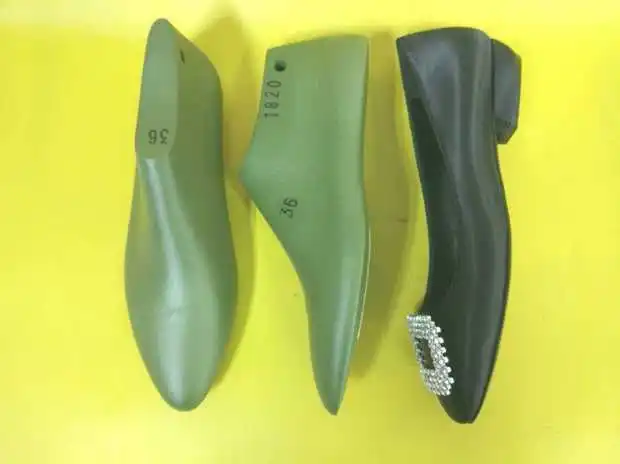 Женские пластиковые туфли на низком каблуке 2 см с маленьким круглым носком