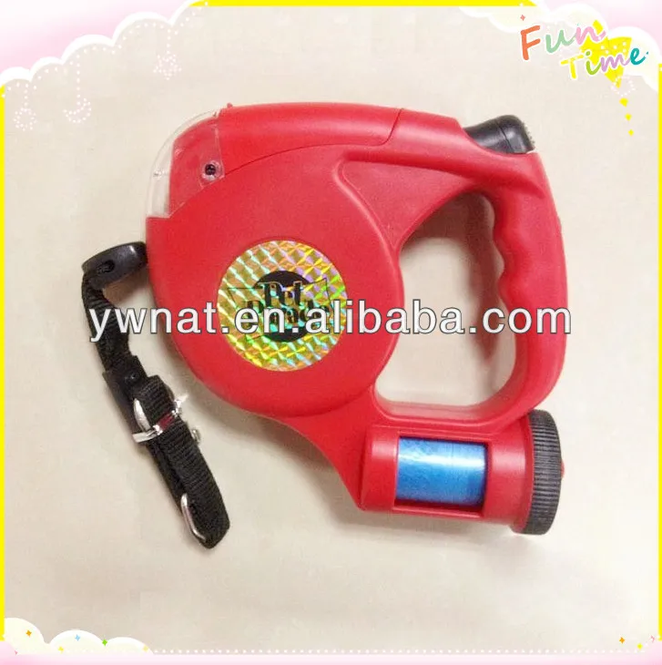 убирающимся собаку поводок с пластиковый мешок корма