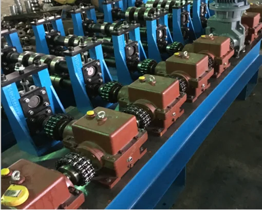 Лифтовая направляющая роликовая формовочная машина