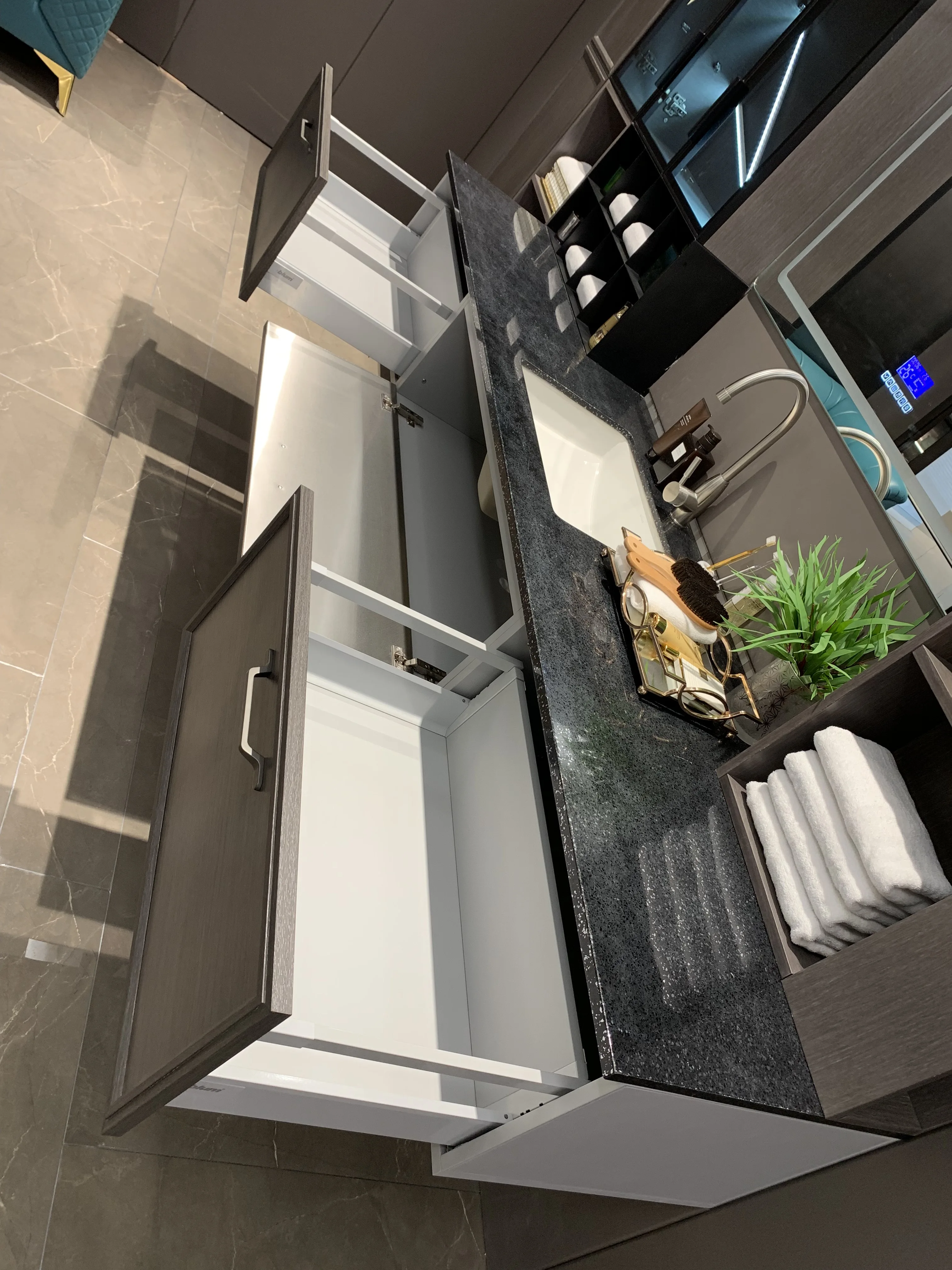 
2020 New Design Attractive European Style Small Rectangular Cabinet Bathroom Vanities 