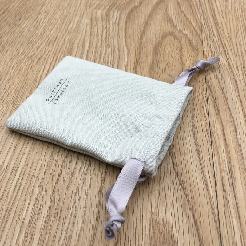 Светло-серая сумка из хлопка и льна на шнурке с лентой