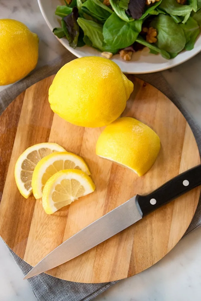 2017 hot sale kitchen use round acacia wood cutting board wholesale