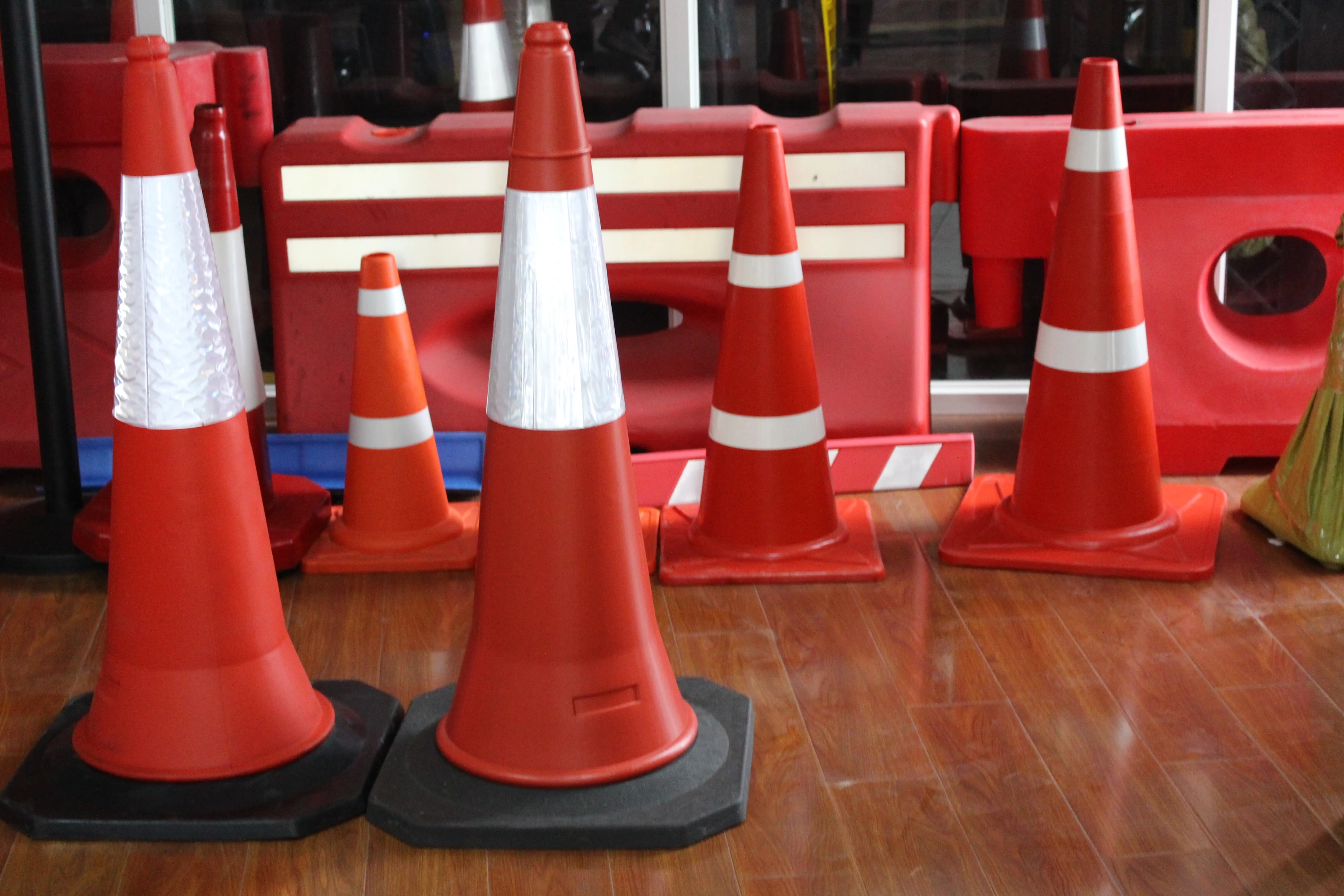 Hot sell 1 Meter Road Safety Orange  PE Traffic Cone  for Road Safety, Parking Lot, and Construction