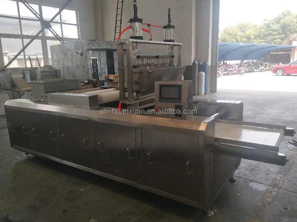 Automatic bear biscuit central filling machine