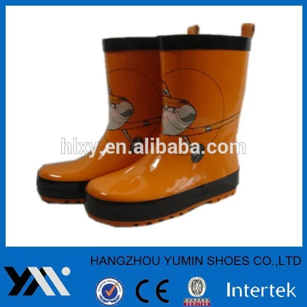 оранжевый цвет дождя ботинки с плоскости печатных