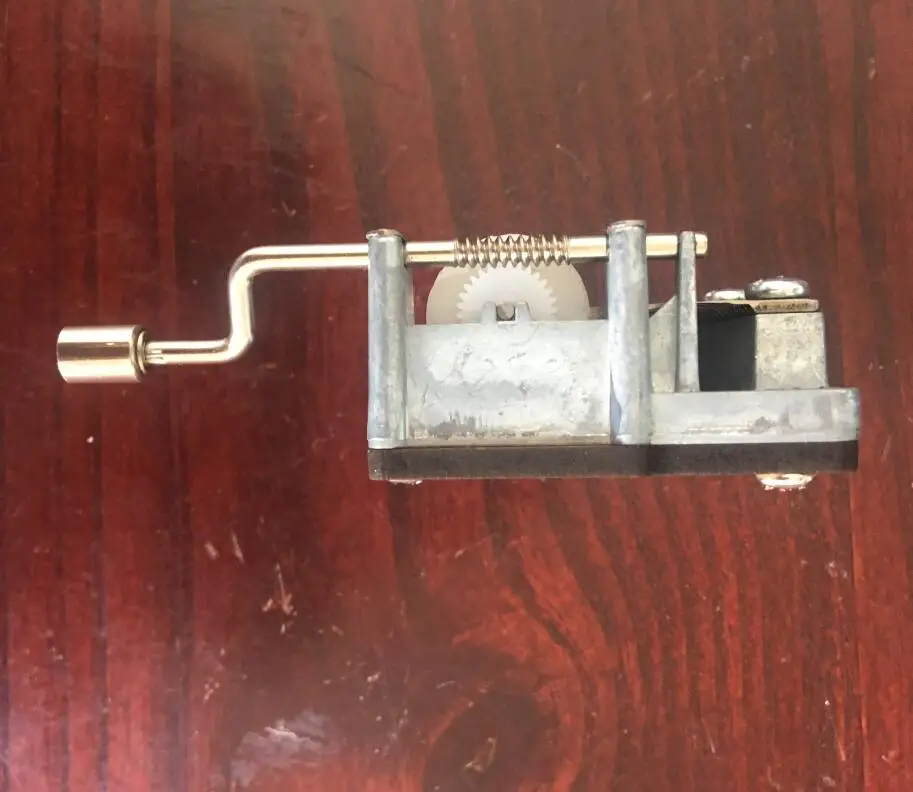 Hand crank music box mechanism with the wood board