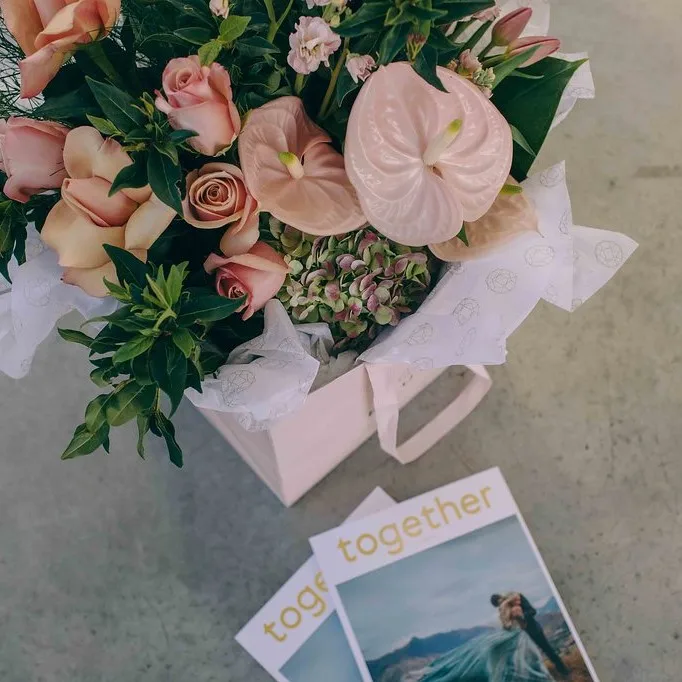 custom logo printed diecut handle paper carrier flower bag, flower packaging carrier