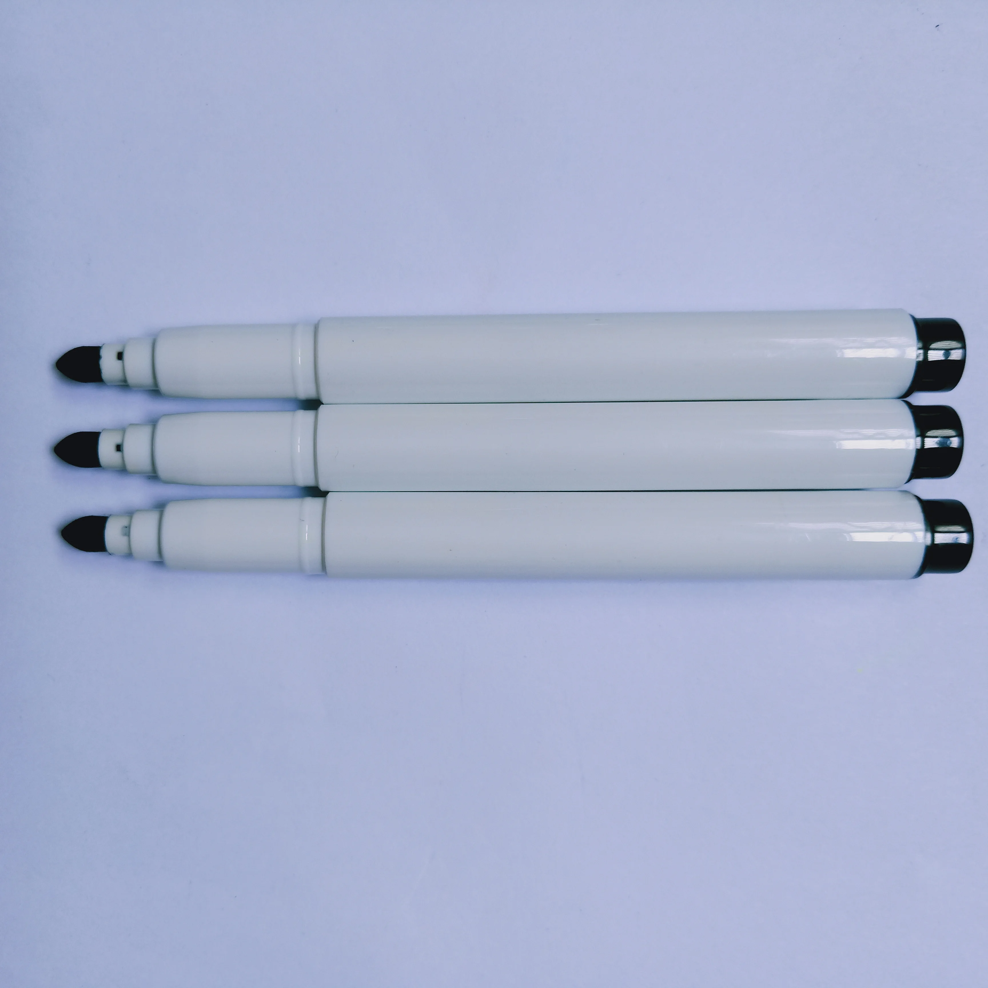 2023 cheap eco-friendly 12 colors permanent fabric marker non-toxic clothing laundry marker pen creative textile pen with clip