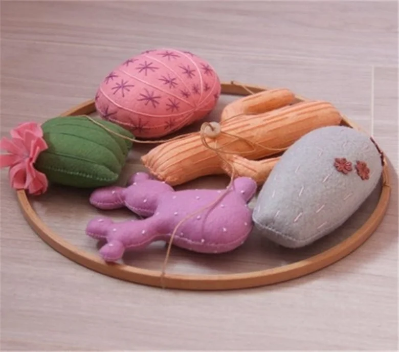 Мобиль ручной работы для детской кроватки с изображением зеленого