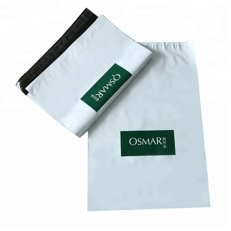 Белые пластиковые почтовые курьерские пакеты на