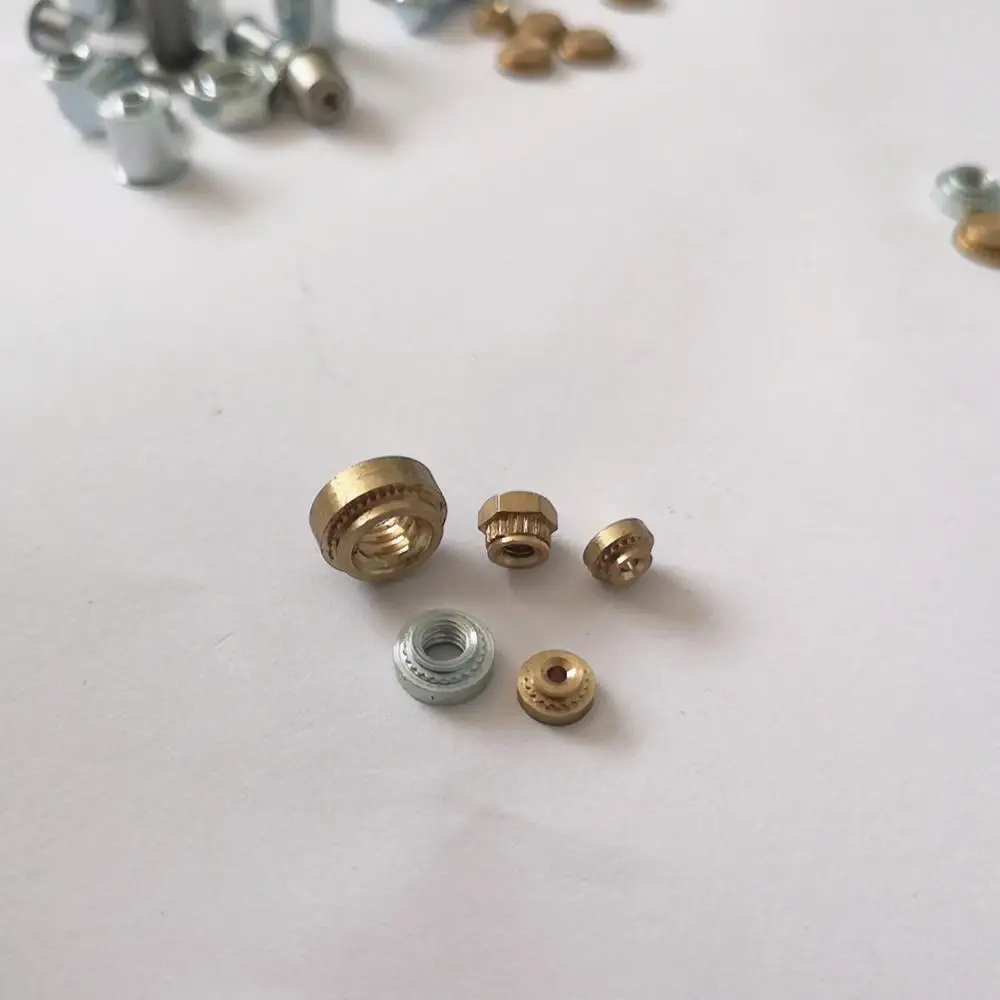 
 Самозакрепляющиеся крепежные гайки из листового металла  