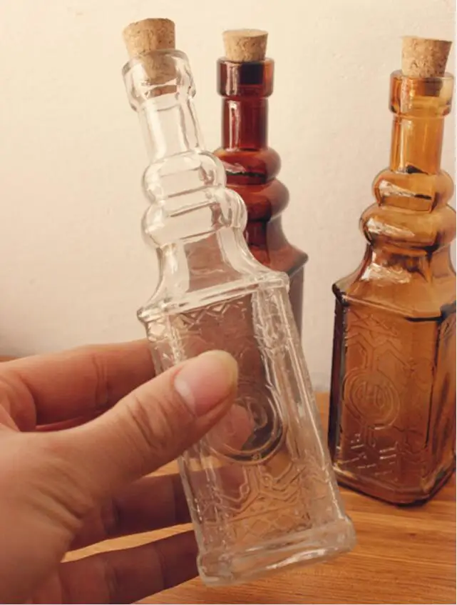 Vintage Square Bottom Glass Wine Bottle for Packing Wine With Cork Lid and Decorative Sculptured Pattern