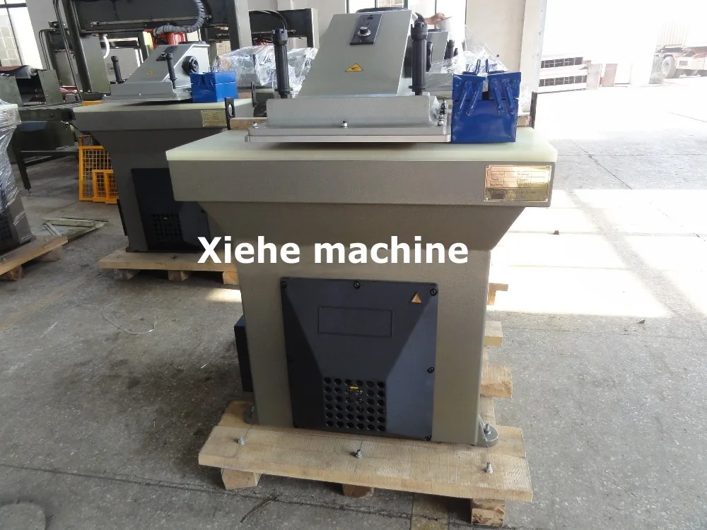 Hydraulic swing arm flip flops cutting machine