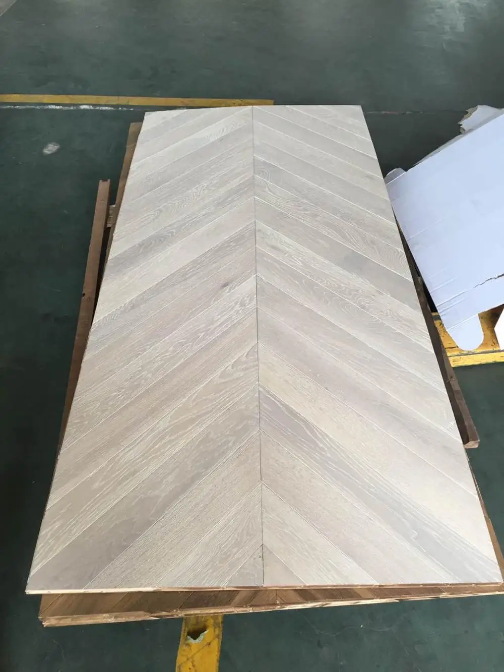 Popular Hardwood Chevron Engineered Wood Flooring