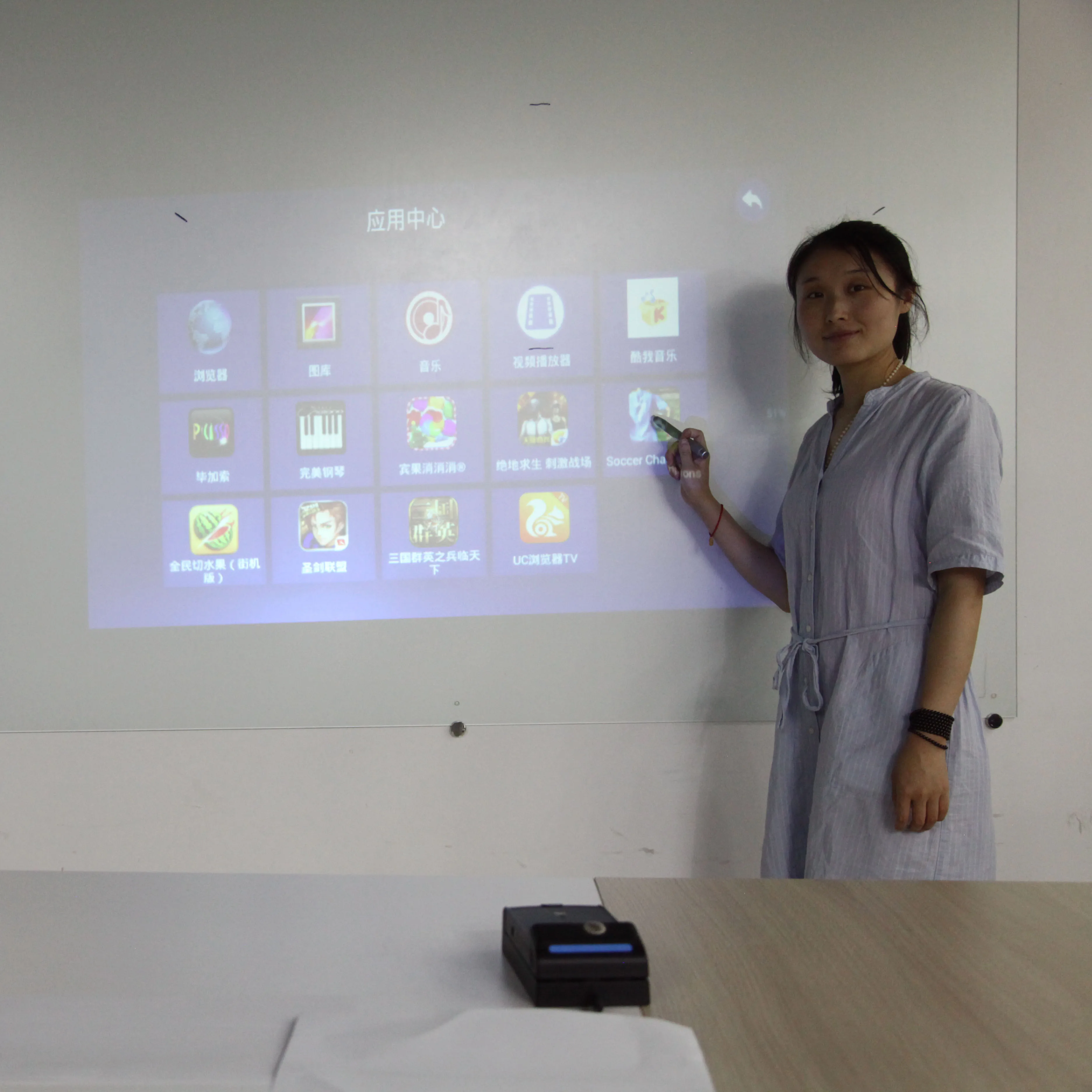 Portable interactive chinese av video projector mini wifi projector,  laser image calibration technology