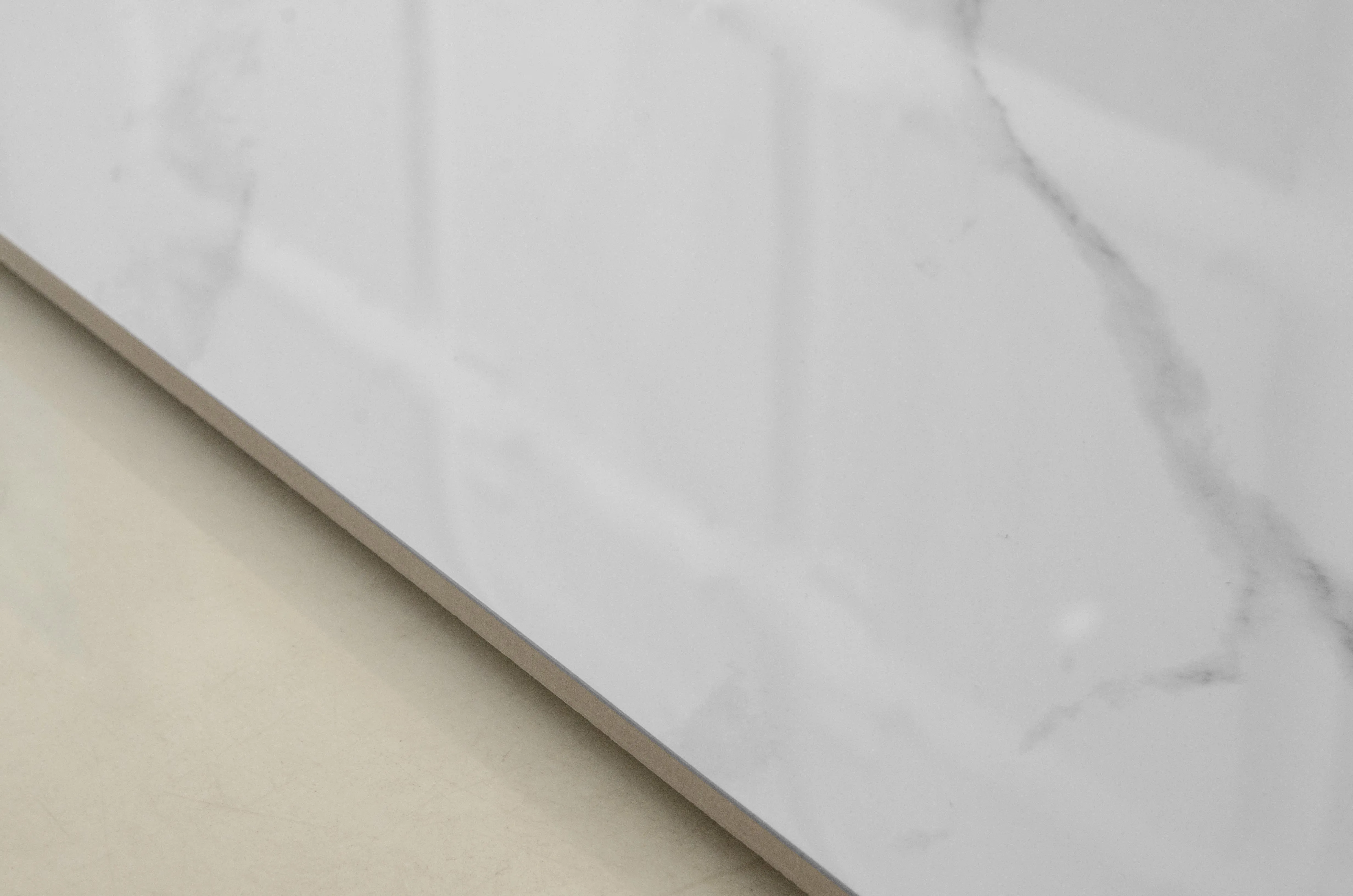 Белая керамическая напольная плитка для ванной комнаты 600x600