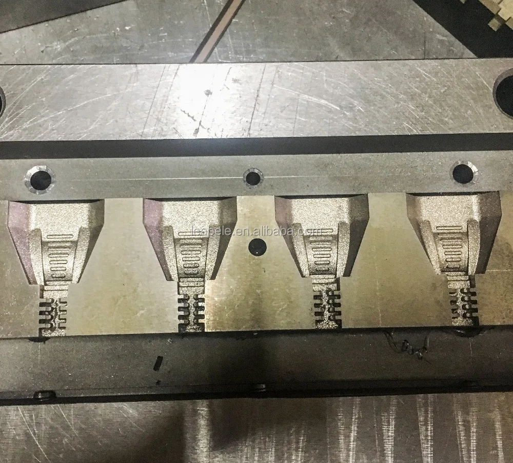 OEM Customized National Plastic Electric Computer Plug Injection Mould