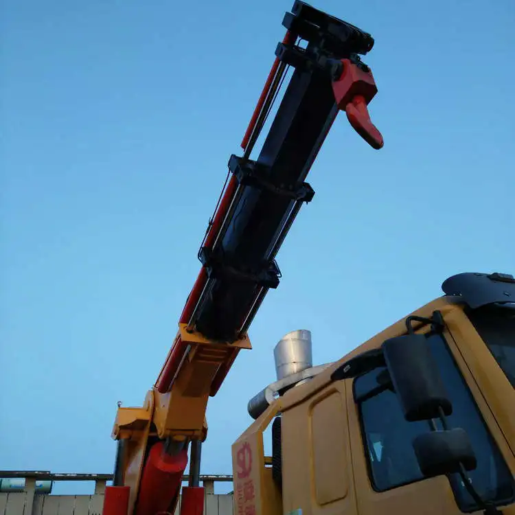 200-ton heavy-duty truck HOWO truck-mounted crane